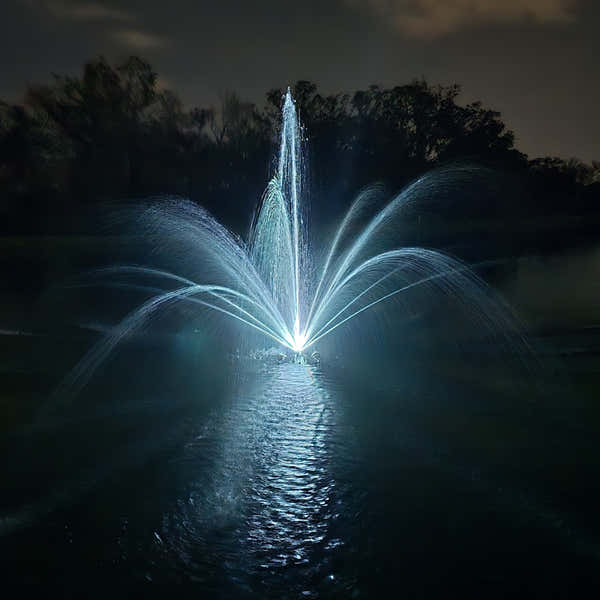 Superior Pond SFX Pond Fountain with White Lights